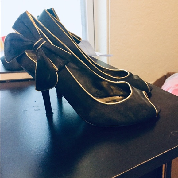 ASOS x Shiekh Gold Bow Peep Toe Black Heels - Picture 3 of 7